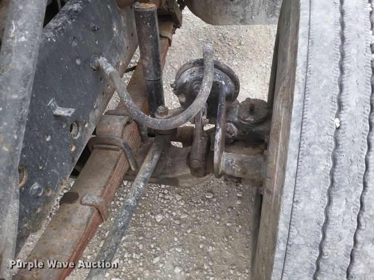 image for item MI9948 1990 International 2674 truck cab and chassis