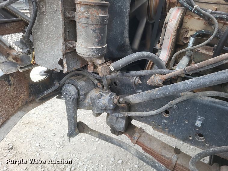 image for item MI9948 1990 International 2674 truck cab and chassis