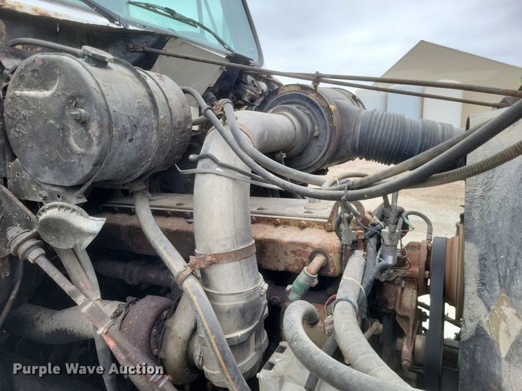 image for item MI9948 1990 International 2674 truck cab and chassis