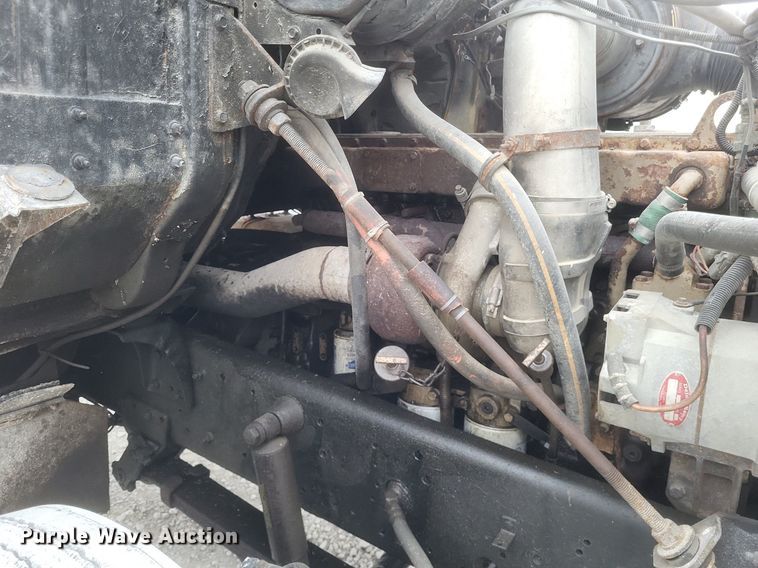 image for item MI9948 1990 International 2674 truck cab and chassis