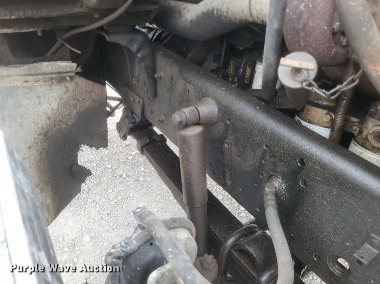 image for item MI9948 1990 International 2674 truck cab and chassis