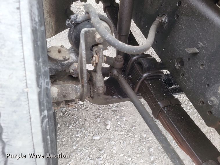 image for item MI9948 1990 International 2674 truck cab and chassis