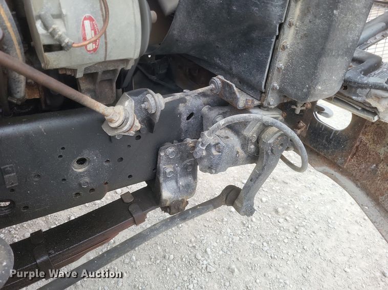 image for item MI9948 1990 International 2674 truck cab and chassis