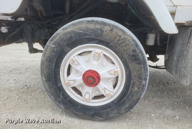 image for item MI9948 1990 International 2674 truck cab and chassis