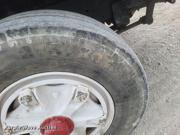 image for item MI9948 1990 International 2674 truck cab and chassis