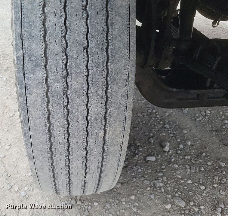 image for item MI9948 1990 International 2674 truck cab and chassis