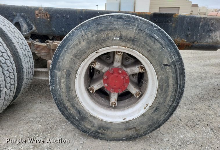 image for item MI9948 1990 International 2674 truck cab and chassis