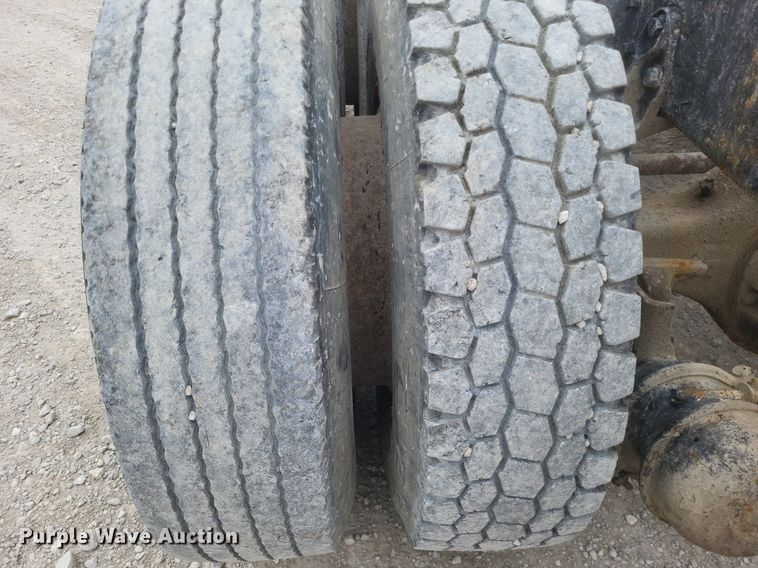 image for item MI9948 1990 International 2674 truck cab and chassis