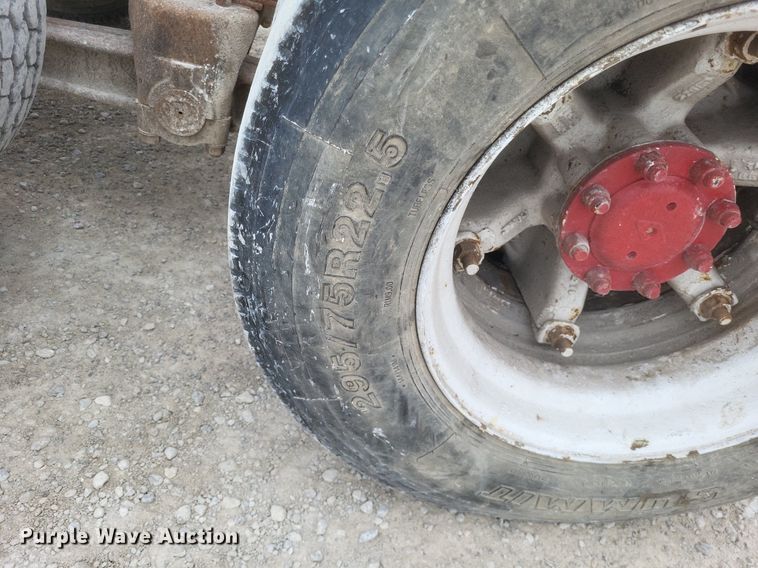 image for item MI9948 1990 International 2674 truck cab and chassis