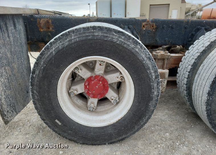 image for item MI9948 1990 International 2674 truck cab and chassis