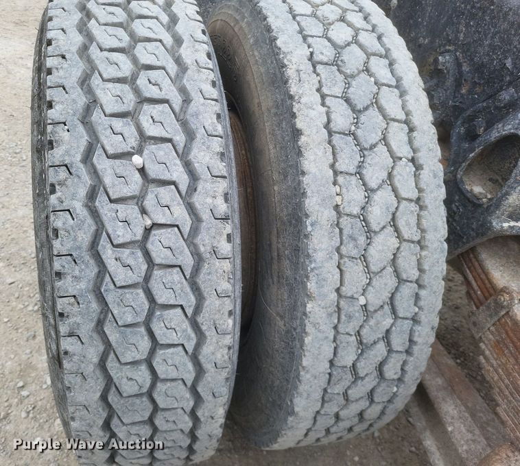 image for item MI9948 1990 International 2674 truck cab and chassis