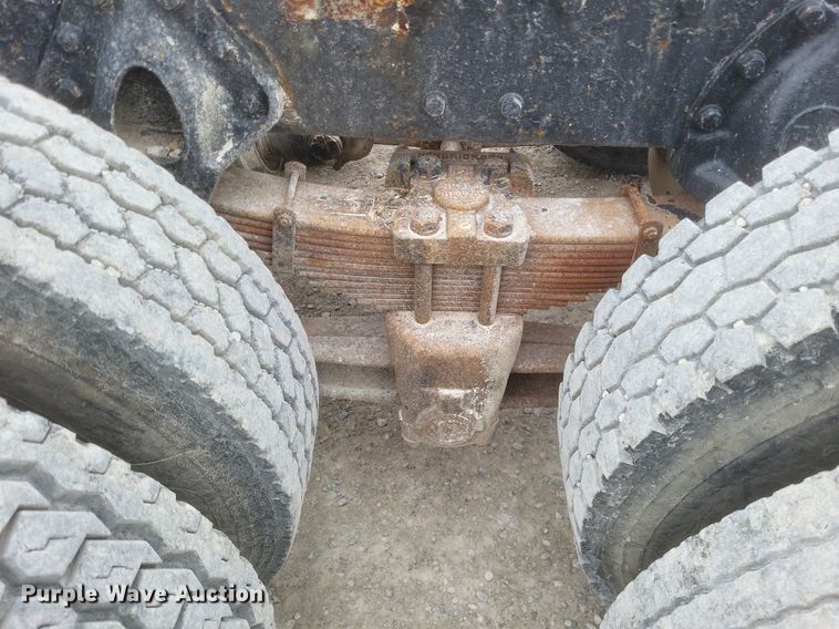 image for item MI9948 1990 International 2674 truck cab and chassis