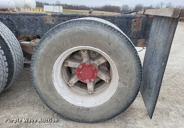 image for item MI9948 1990 International 2674 truck cab and chassis