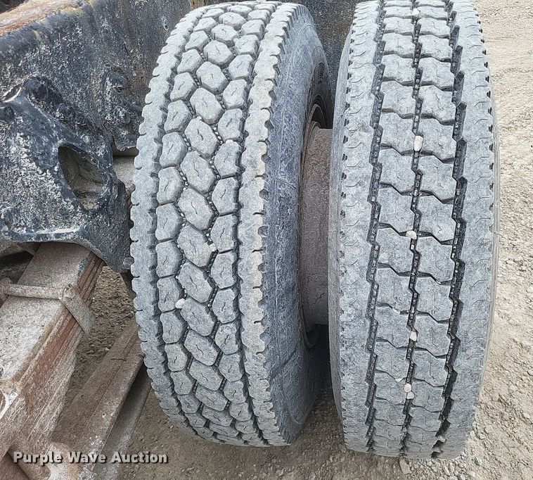 image for item MI9948 1990 International 2674 truck cab and chassis