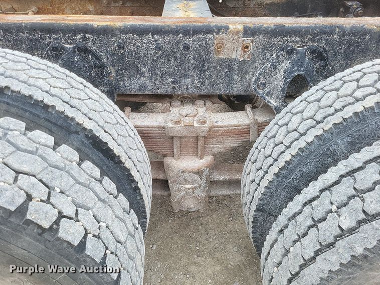 image for item MI9948 1990 International 2674 truck cab and chassis