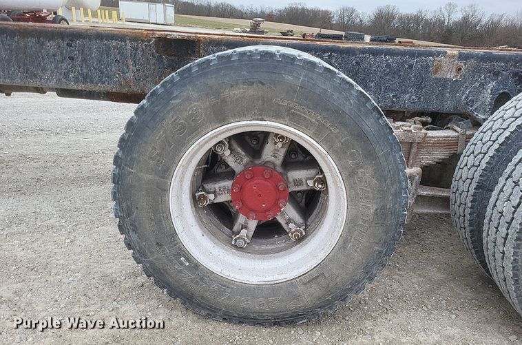 image for item MI9948 1990 International 2674 truck cab and chassis