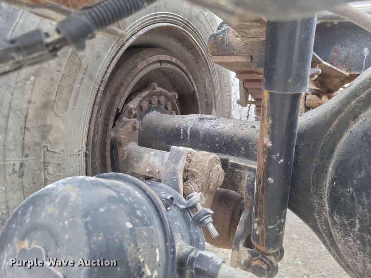 image for item MI9948 1990 International 2674 truck cab and chassis