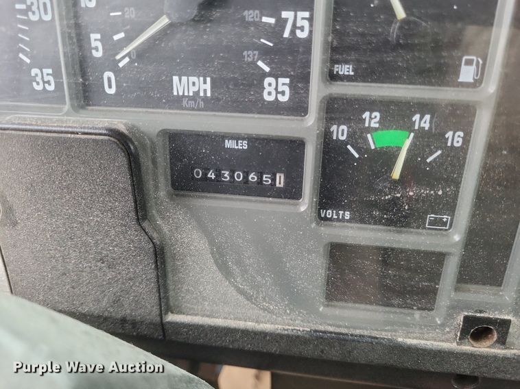 image for item MI9948 1990 International 2674 truck cab and chassis