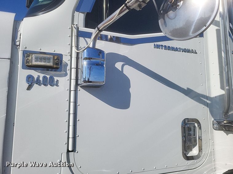 image for item MI9961 2007 International 9400i semi truck