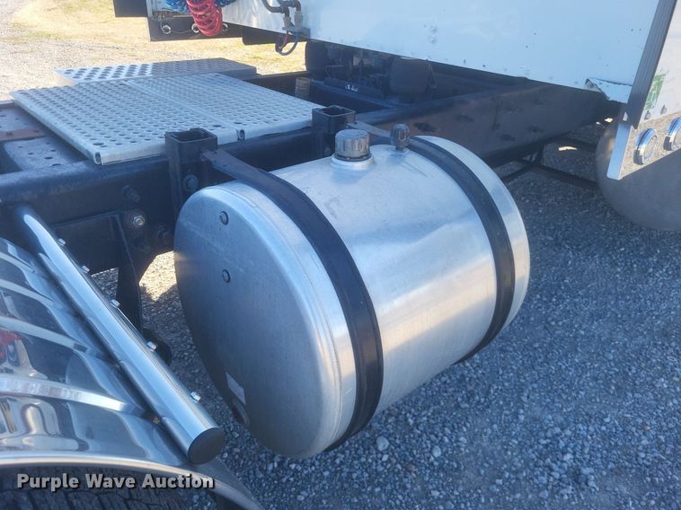 image for item MI9961 2007 International 9400i semi truck