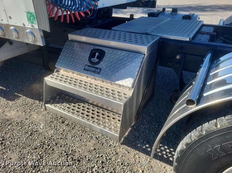 image for item MI9961 2007 International 9400i semi truck