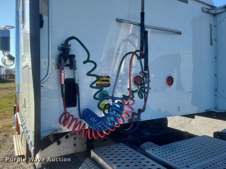 image for item MI9961 2007 International 9400i semi truck