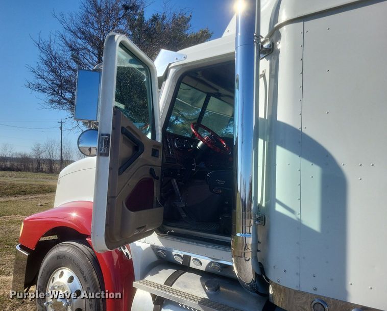 image for item MI9961 2007 International 9400i semi truck