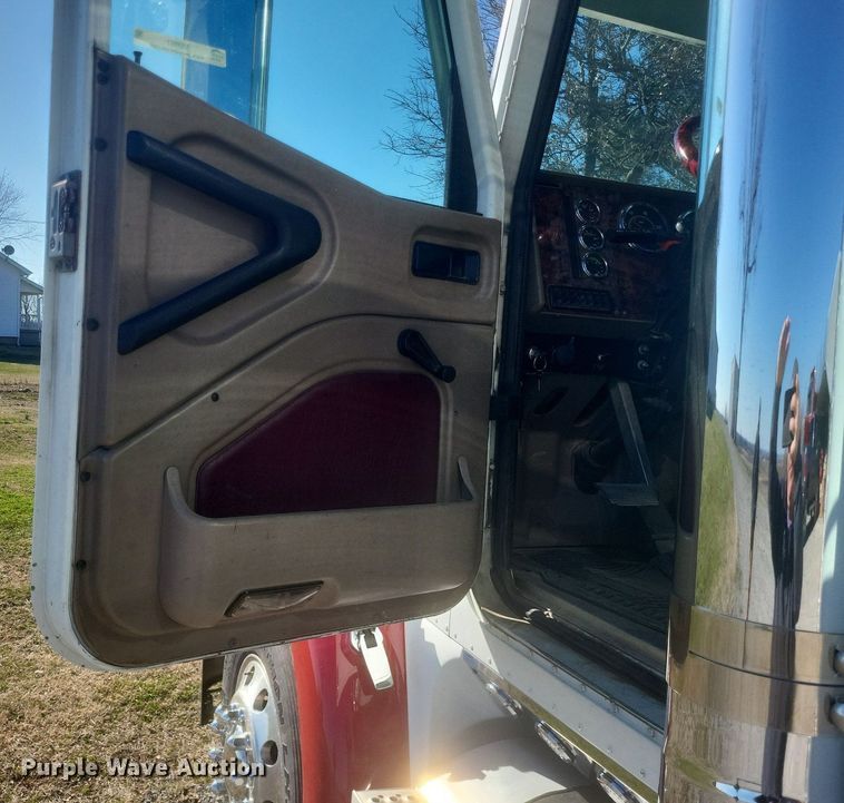 image for item MI9961 2007 International 9400i semi truck