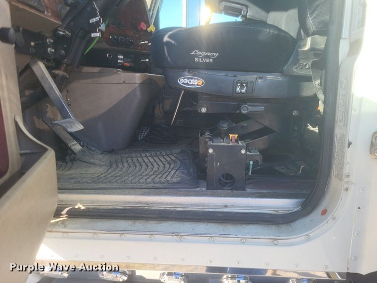 image for item MI9961 2007 International 9400i semi truck