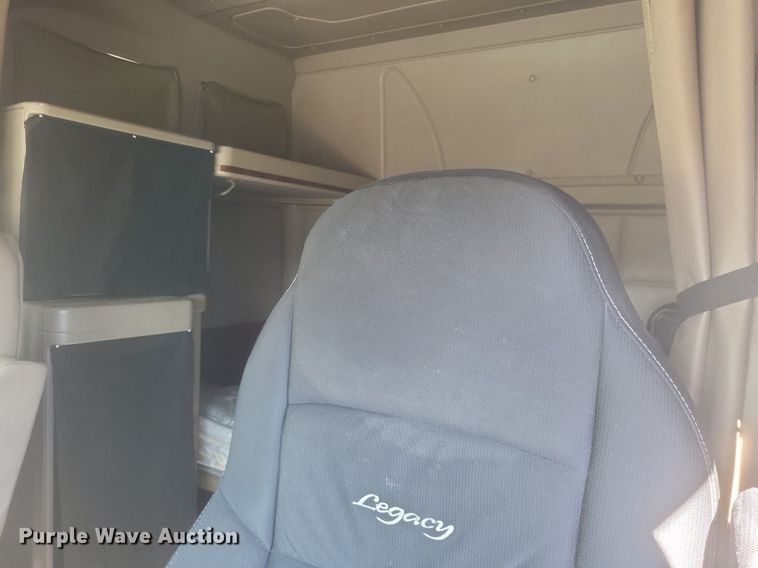 image for item MI9961 2007 International 9400i semi truck