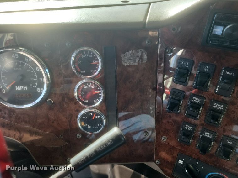 image for item MI9961 2007 International 9400i semi truck