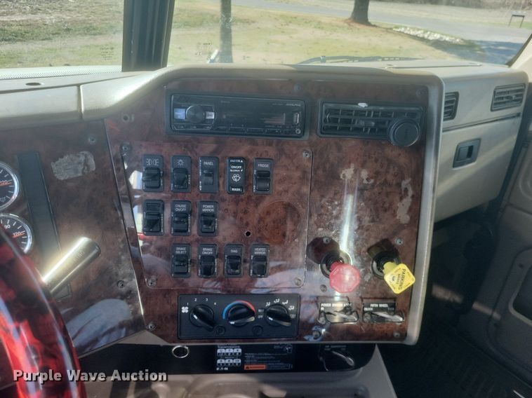 image for item MI9961 2007 International 9400i semi truck