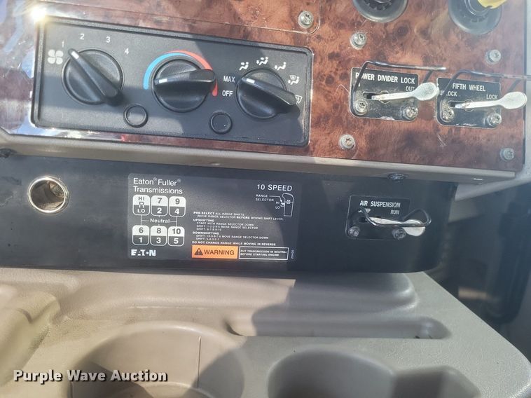 image for item MI9961 2007 International 9400i semi truck