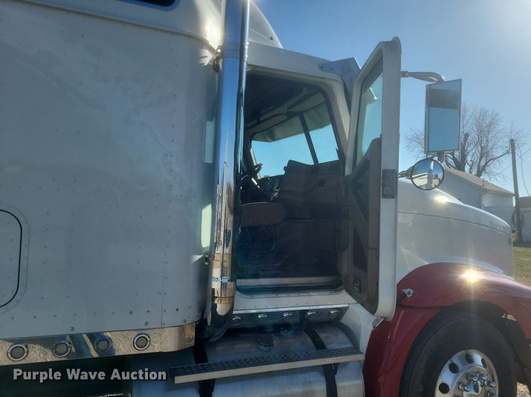 image for item MI9961 2007 International 9400i semi truck