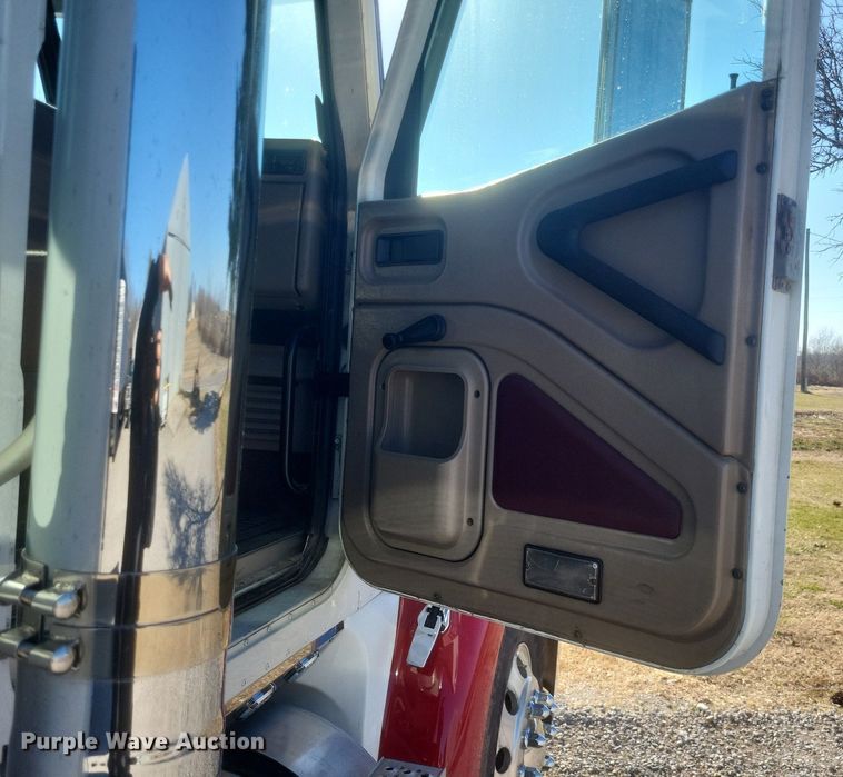 image for item MI9961 2007 International 9400i semi truck