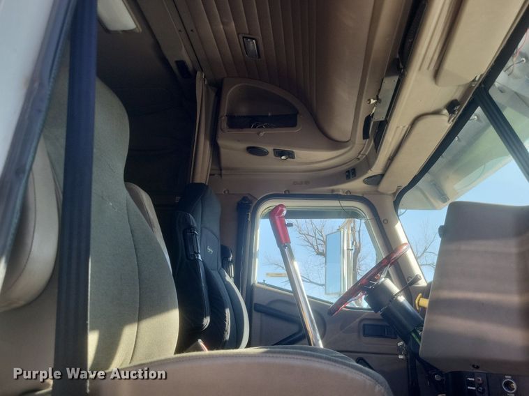 image for item MI9961 2007 International 9400i semi truck