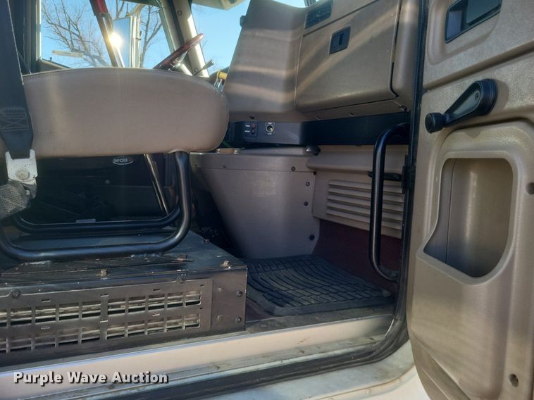 image for item MI9961 2007 International 9400i semi truck