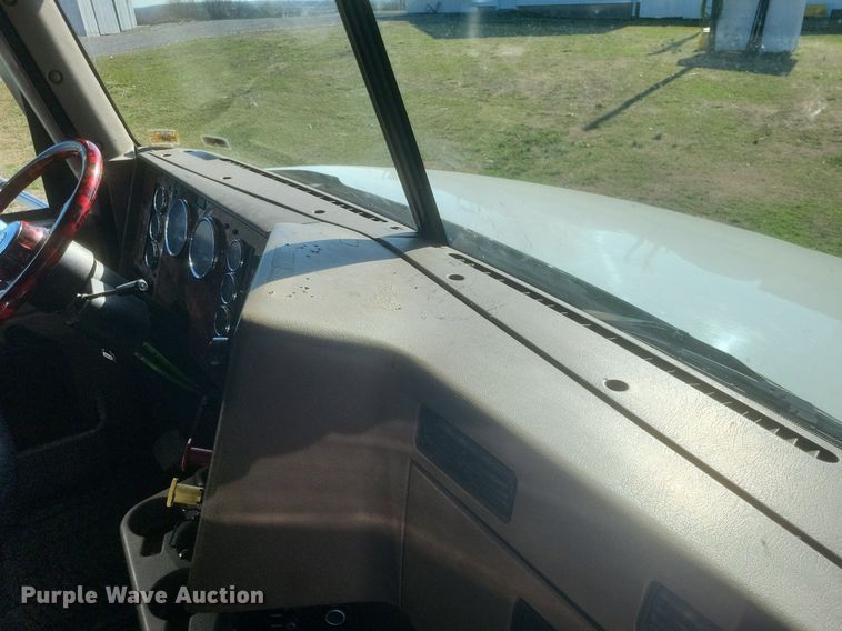 image for item MI9961 2007 International 9400i semi truck