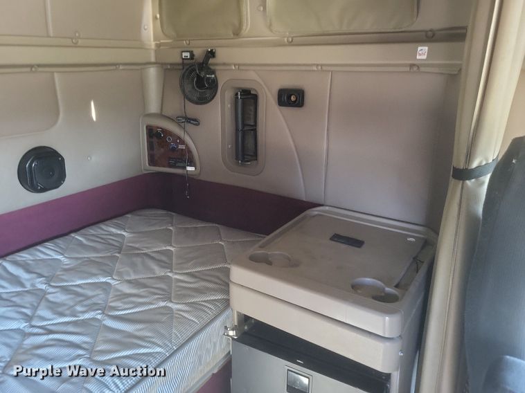 image for item MI9961 2007 International 9400i semi truck