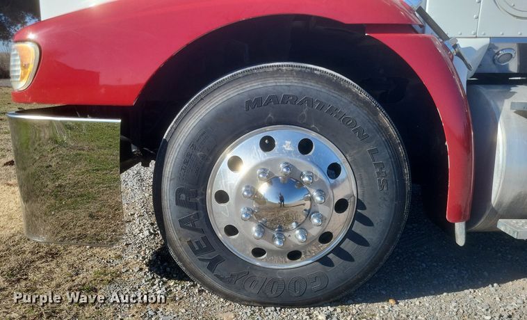 image for item MI9961 2007 International 9400i semi truck