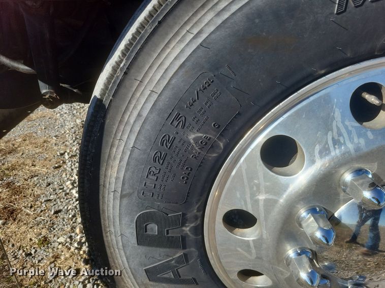 image for item MI9961 2007 International 9400i semi truck