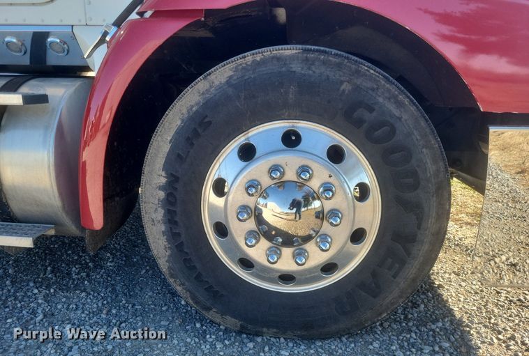 image for item MI9961 2007 International 9400i semi truck