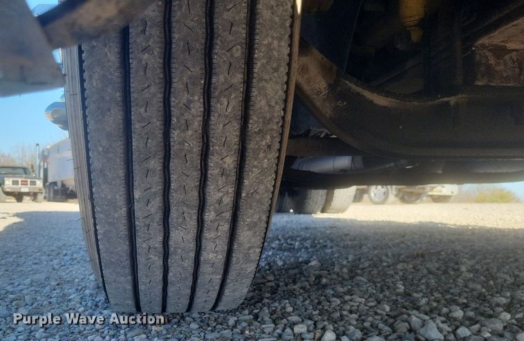 image for item MI9961 2007 International 9400i semi truck