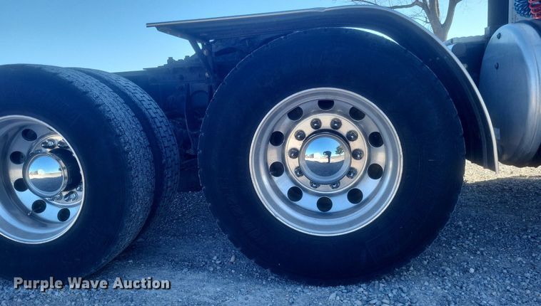 image for item MI9961 2007 International 9400i semi truck