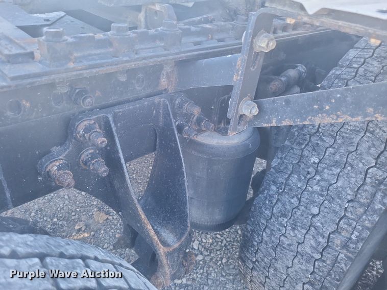 image for item MI9961 2007 International 9400i semi truck