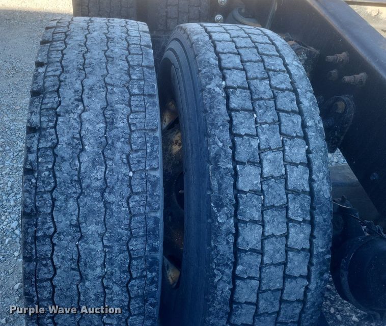 image for item MI9961 2007 International 9400i semi truck