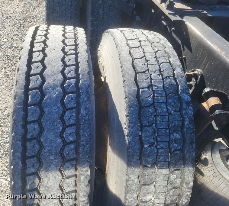 image for item MI9961 2007 International 9400i semi truck