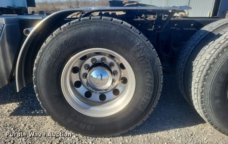 image for item MI9961 2007 International 9400i semi truck