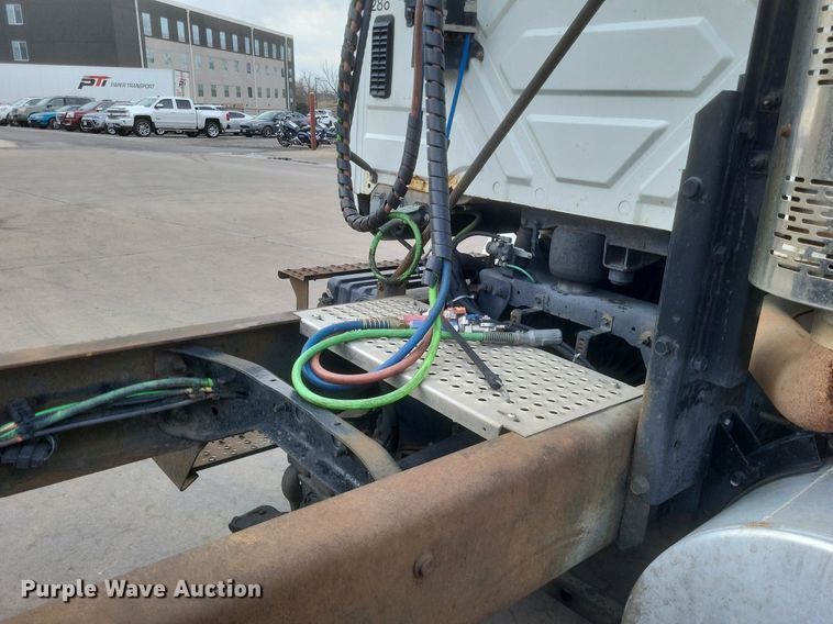 image for item MJ9004 2007 International 8600 semi truck