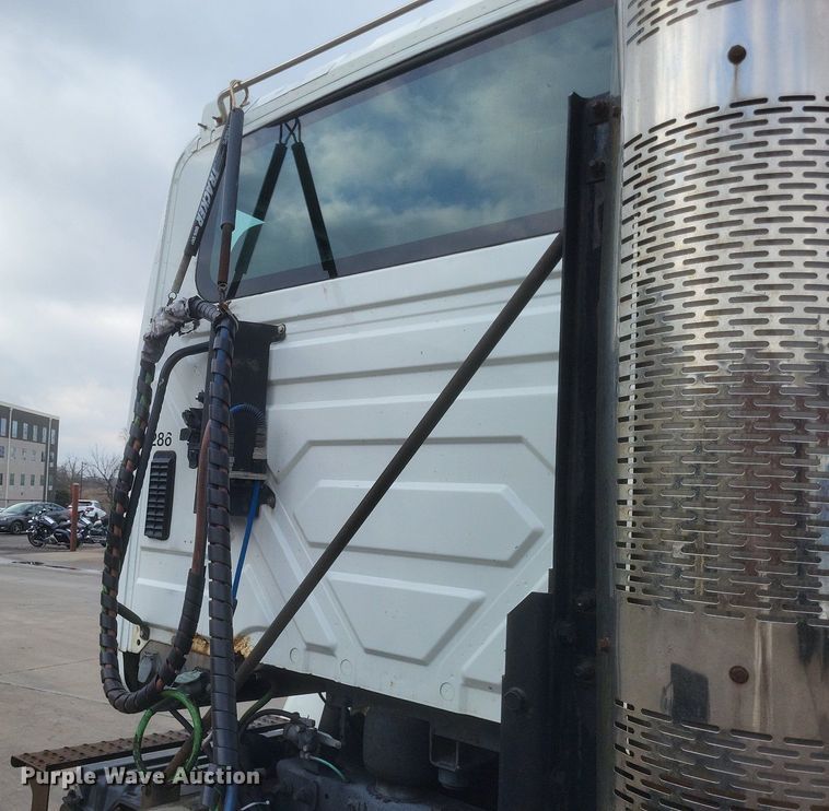 image for item MJ9004 2007 International 8600 semi truck